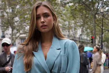 Các fashionista mặc gì tham dự tuần lễ thời trang Paris?