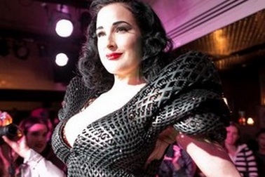 “Nữ hoàng thoát y” mặc váy tạo nên từ máy in 3D