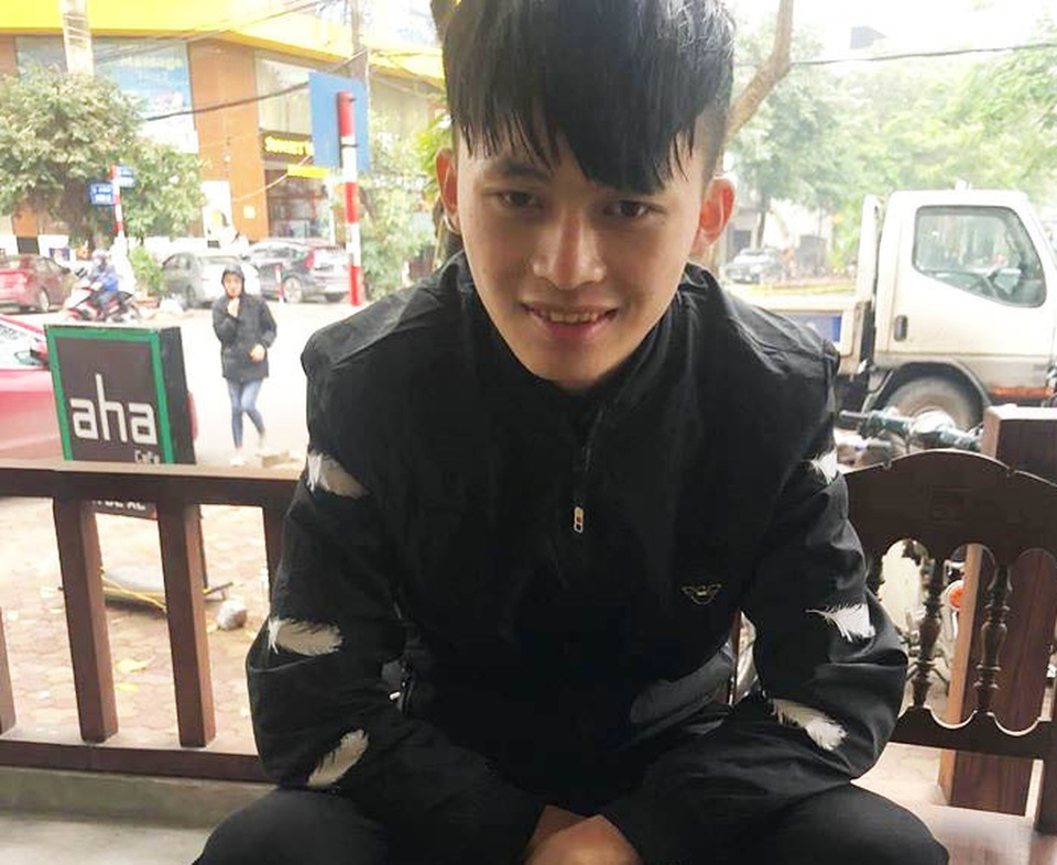 Chàng trai người HMông đứng dưới mưa đợi trả ví cho người mất - 2 Chàng trai người HMông đứng dưới mưa đợi trả ví cho người mất - 2