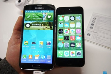 Samsung Galaxy S5 và iPhone 5S: Kẻ tám lạng người nửa cân