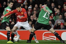 MU lại gục ngã đau đớn tại Old Trafford