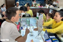 Khan vàng trong ngày giá lên kỷ lục: Các "chiêu thức" của tiệm vàng