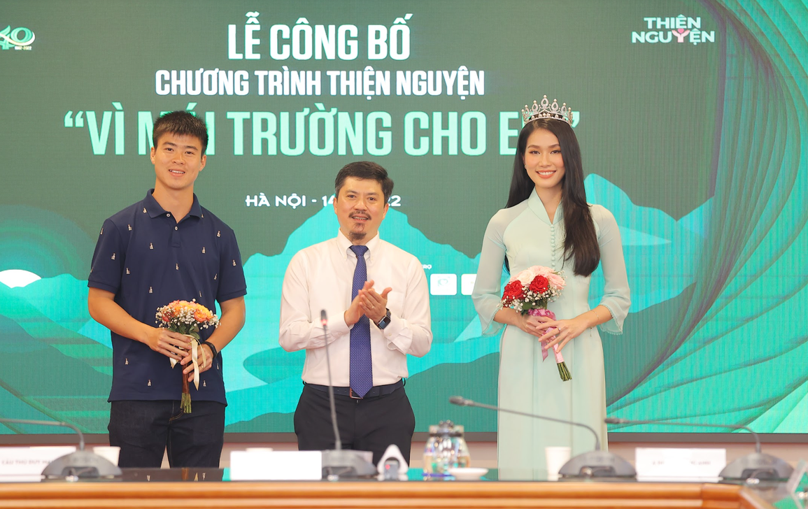 Á hậu Phương Anh - cầu thủ Duy Mạnh chung tay Vì Mái trường cho em - 1 Á hậu Phương Anh - cầu thủ Duy Mạnh chung tay Vì Mái trường cho em - 1