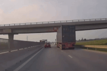 Chạy song song với xe container, ô tô con tự đặt mình vào thế bí