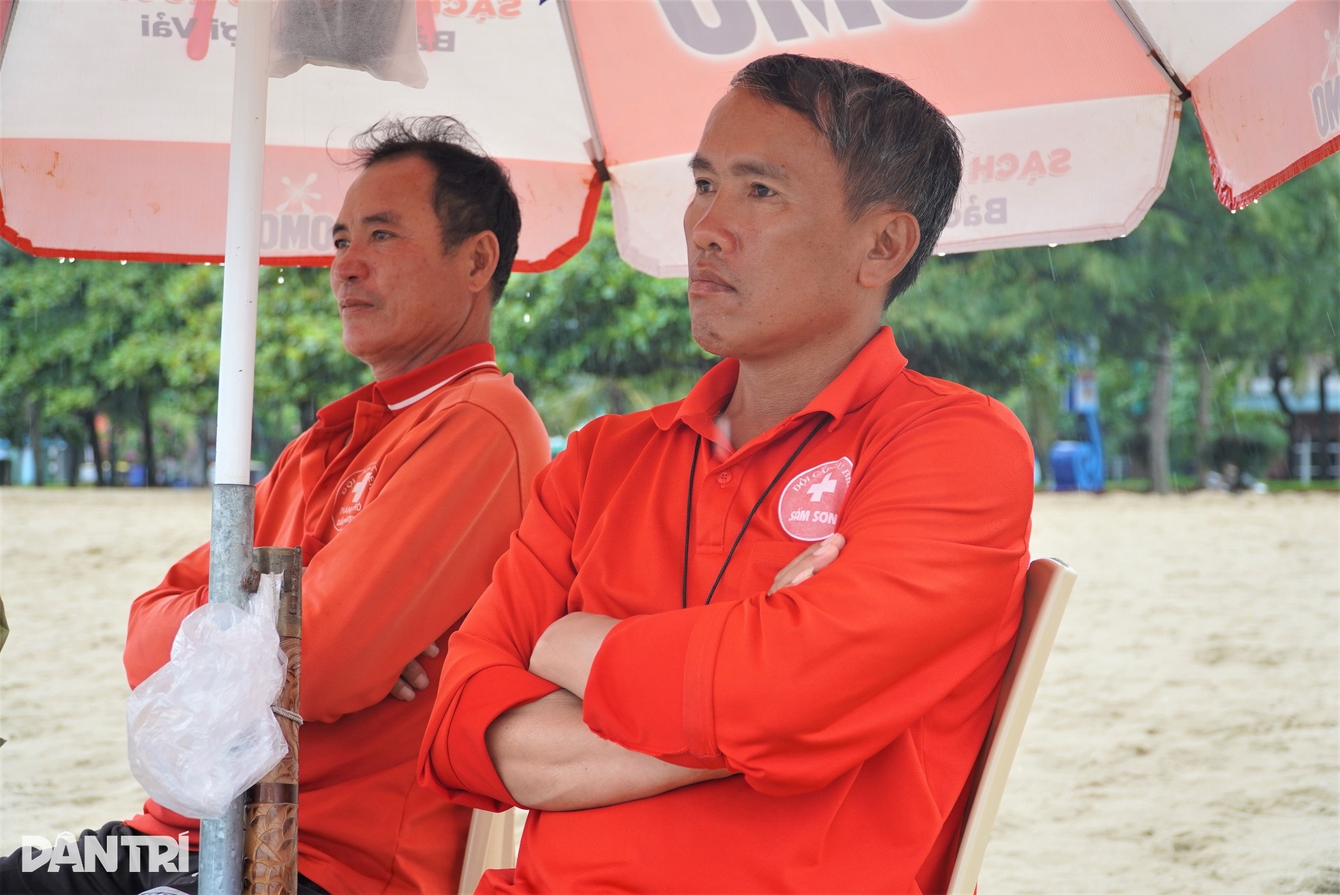 Du khách trải nghiệm biển Sầm Sơn trước bão - 7 Du khách trải nghiệm biển Sầm Sơn trước bão - 7