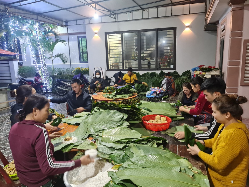 Ghi ở làng bánh chưng xanh thành Vinh thâu đêm phục vụ Tết - 5 Ghi ở làng bánh chưng xanh thành Vinh thâu đêm phục vụ Tết - 5