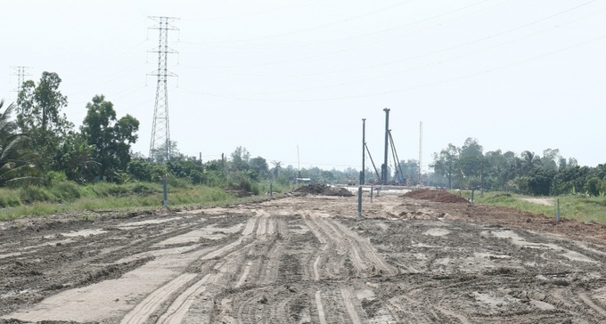 Một đoạn trên tuyến cao tốc Mỹ Thuận - Cần Thơ được san lấp cát.