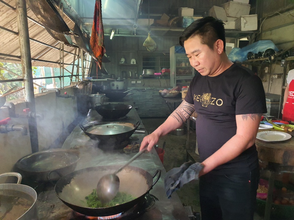 Chủ nhà hàng gom vỏ lon gây quỹ gần trăm triệu đồng/năm tặng học sinh nghèo - 4 Chủ nhà hàng gom vỏ lon gây quỹ gần trăm triệu đồng/năm tặng học sinh nghèo - 4