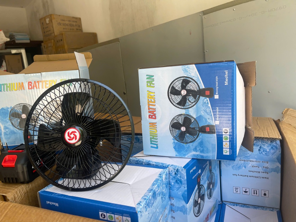 Hơn 1.800 quạt điện nhập lậu được lực lượng chức năng Hà Nội phát hiện - 1