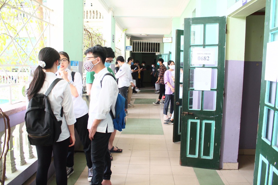 Nghiêm ngặt kiểm tra thí sinh vào làm thủ tục dự thi tốt nghiệp THPT 2020 - 15 Nghiêm ngặt kiểm tra thí sinh vào làm thủ tục dự thi tốt nghiệp THPT 2020 - 15