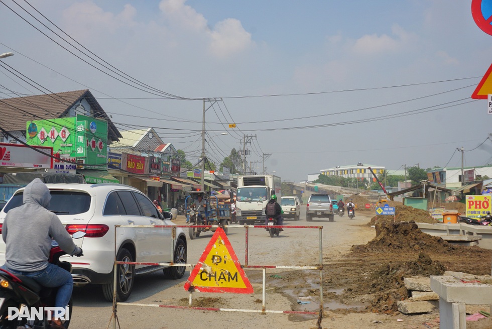 Thuê mặt bằng 20 triệu đồng, người dân tưới đường, lau nhà liên tục vì bụi - 5 Thuê mặt bằng 20 triệu đồng, người dân tưới đường, lau nhà liên tục vì bụi - 5