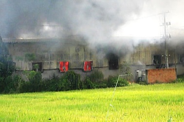 Hỏa hoạn cực lớn, hơn 2.000m2 nhà xưởng bông sợi bị thiêu rụi