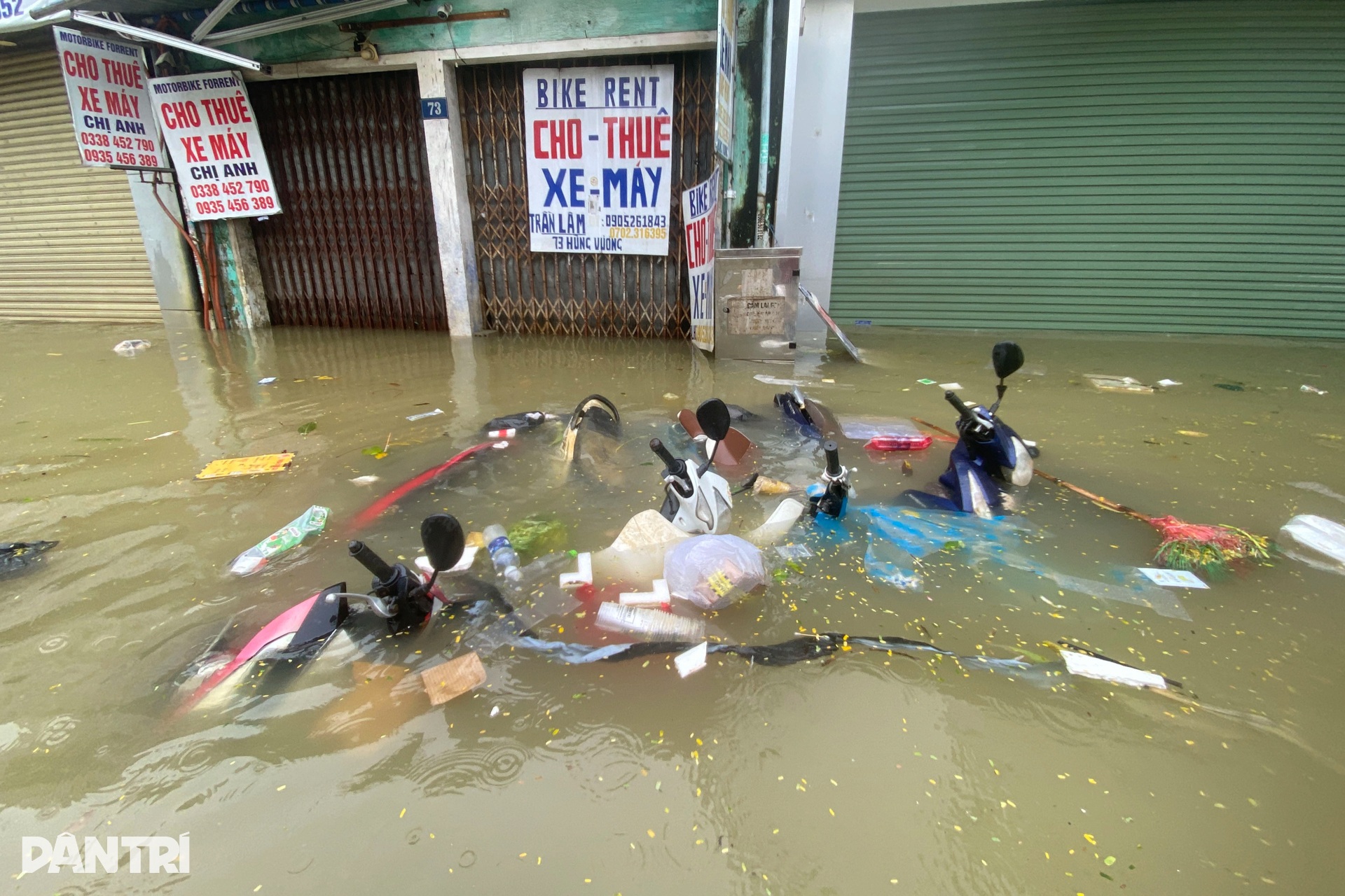 Nhiều nơi ở Huế lại chìm trong mưa lũ, rác thải bủa vây các khu phố - 13