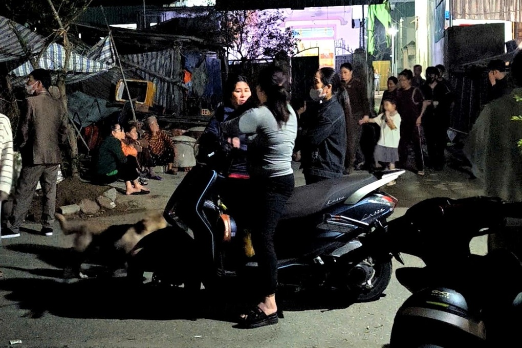 Hơn 100 người xuyên đêm tìm kiếm bé trai 6 tuổi - 2