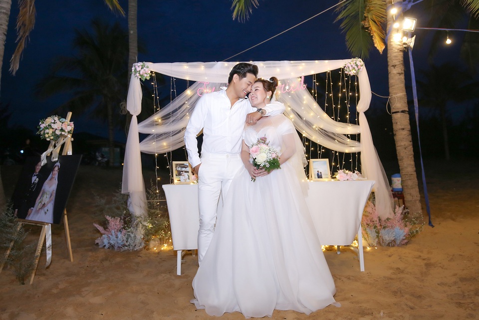 Quý Bình và bà xã doanh nhân làm tiệc báo hỷ lãng mạn ở Phú Quốc - 17 Quý Bình và bà xã doanh nhân làm tiệc báo hỷ lãng mạn ở Phú Quốc - 17