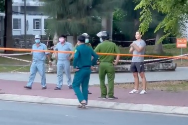 Nam thanh niên không đeo khẩu trang, làm ngơ khi công an tới nhắc nhở