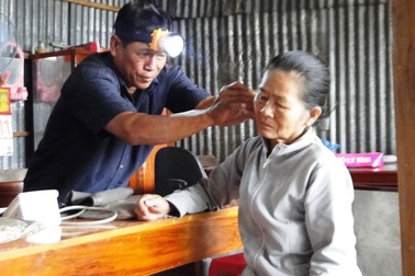Lương y 40 năm hốt thuốc miễn phí… xây cầu, cất nhà cho dân nghèo