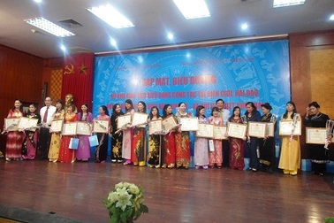 Gặp mặt biểu dương 128 nữ nhà giáo ưu tú vùng khó cả nước 