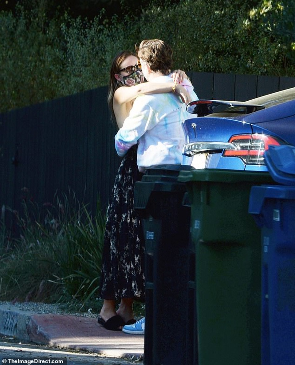 Vừa tuyên bố chia tay, Olivia Wilde và bạn trai lại ôm nhau tình tứ - 3 Vừa tuyên bố chia tay, Olivia Wilde và bạn trai lại ôm nhau tình tứ - 3