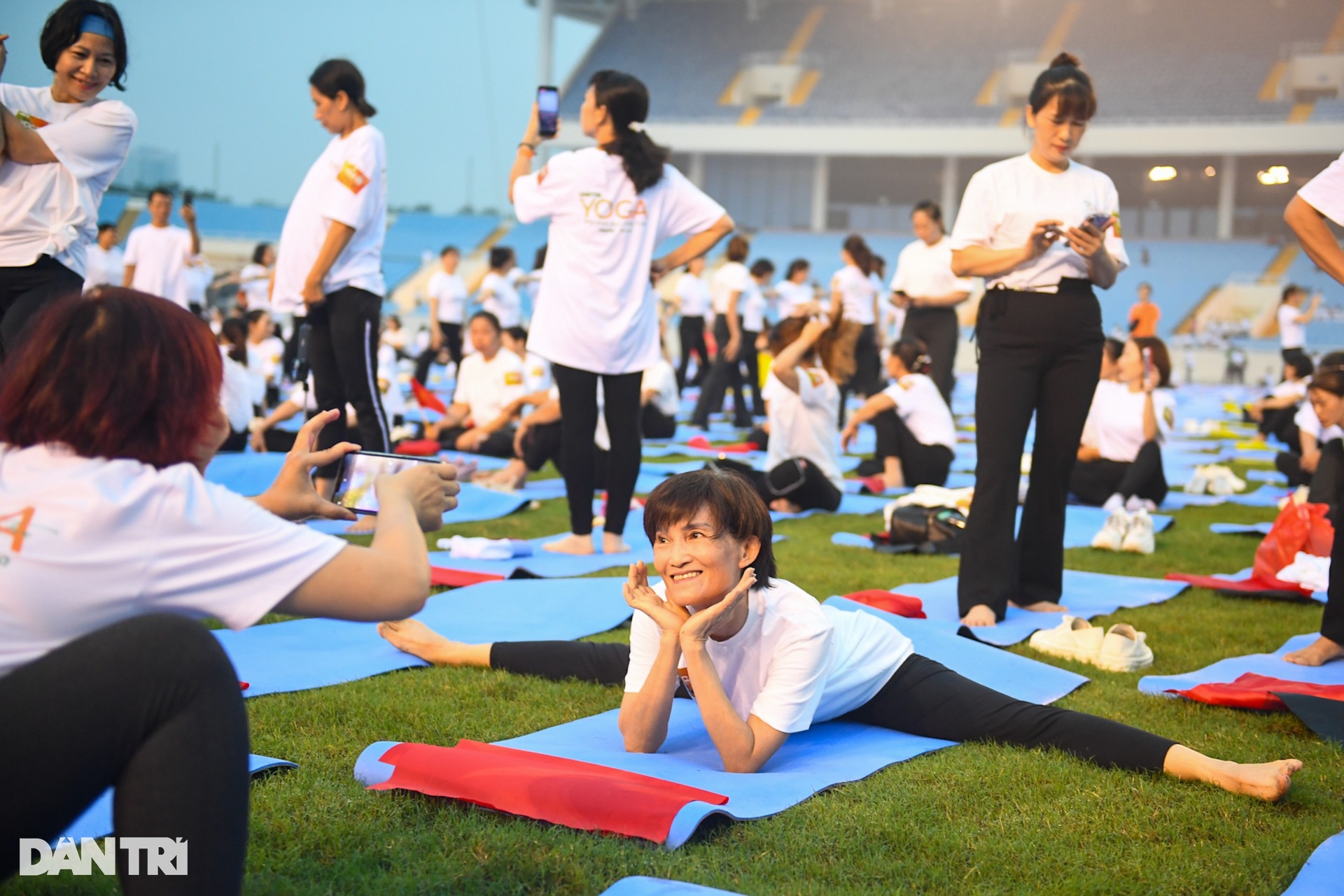 Từ trẻ em đến cụ bà U90 dậy từ 4h sáng đồng diễn yoga cùng 5.000 người - 5 Từ trẻ em đến cụ bà U90 dậy từ 4h sáng đồng diễn yoga cùng 5.000 người - 5