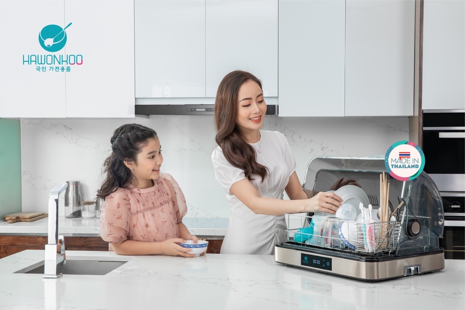 Máy tiệt trùng 4 trong 1 bằng tia UV, bảo vệ sức khỏe hữu hiệu trong mùa dịch - 1 Máy tiệt trùng 4 trong 1 bằng tia UV, bảo vệ sức khỏe hữu hiệu trong mùa dịch - 1