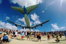 Đứng tim nhìn máy bay lượn sát đầu người