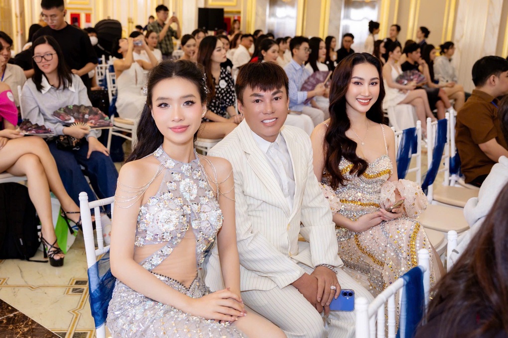 Hoa khôi Đoàn Hồng Trang tái xuất rạng rỡ, hé lộ sắp kết hôn - 3 Hoa khôi Đoàn Hồng Trang tái xuất rạng rỡ, hé lộ sắp kết hôn - 3