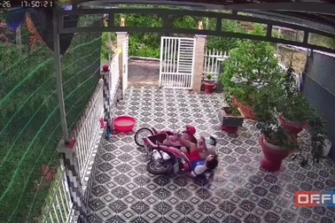 Người đi xe máy ngã sõng soài vì sân lát gạch hoa