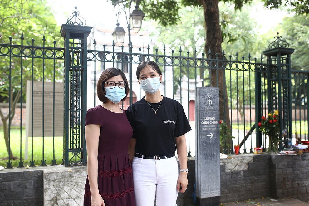 Thí sinh thi tốt nghiệp đặt lễ ngoài đường, vái vọng cầu may trước Văn Miếu - 14 Thí sinh thi tốt nghiệp đặt lễ ngoài đường, vái vọng cầu may trước Văn Miếu - 14