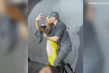 Nam ca sĩ Enrique Iglesias gây tranh cãi vì nụ hôn với fan nữ