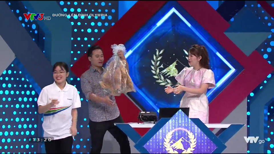 Nữ sinh tặng bánh đa kế khổng lồ giành chiến thắng thi tuần Olympia - 2 Nữ sinh tặng bánh đa kế khổng lồ giành chiến thắng thi tuần Olympia - 2