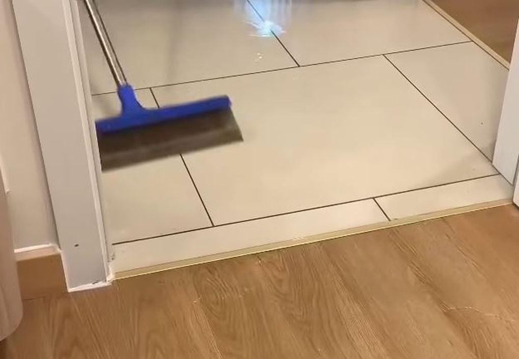 Nước ngập căn hộ 10 tỷ đồng ở Hà Nội, gia chủ bì bõm lội lúc sáng sớm - 2 Nước ngập căn hộ 10 tỷ đồng ở Hà Nội, gia chủ bì bõm lội lúc sáng sớm - 2