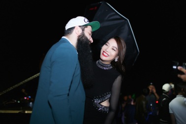 Đạo diễn phim “Kong” thể hiện tình cảm với Trương Ngọc Ánh trước đám đông