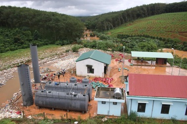 Vỡ ô chứa rác thải, nhiều hoa màu của người dân bị vùi lấp