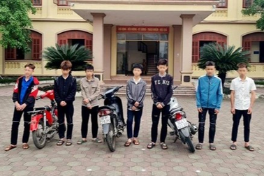 Nhóm "quái xế" đi xe máy lạng lách, đâm thẳng vào chốt cảnh sát