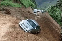 Sạt lở đất ở Sơn La khiến ô tô bị cuốn xuống vực trong chớp mắt