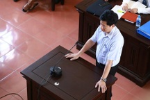 Xử vụ chạy thận tử vong: Cãi nhau sự cần thiết phải lấy mẫu nước đi xét nghiệm