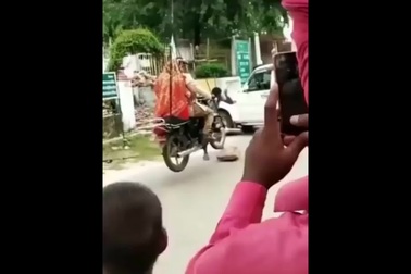 Cặp đôi Ấn Độ thực hiện bộ ảnh cưới "không đụng hàng"