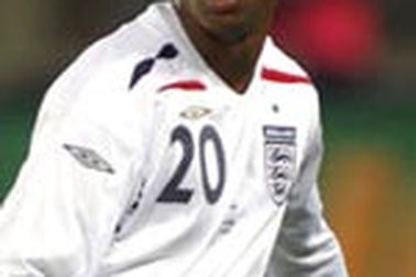 Một tuyển thủ Anh “khoe hàng” trên mạng