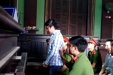 Bị cáo Nhân liên tục khóc khi nghe tòa tuyên án.