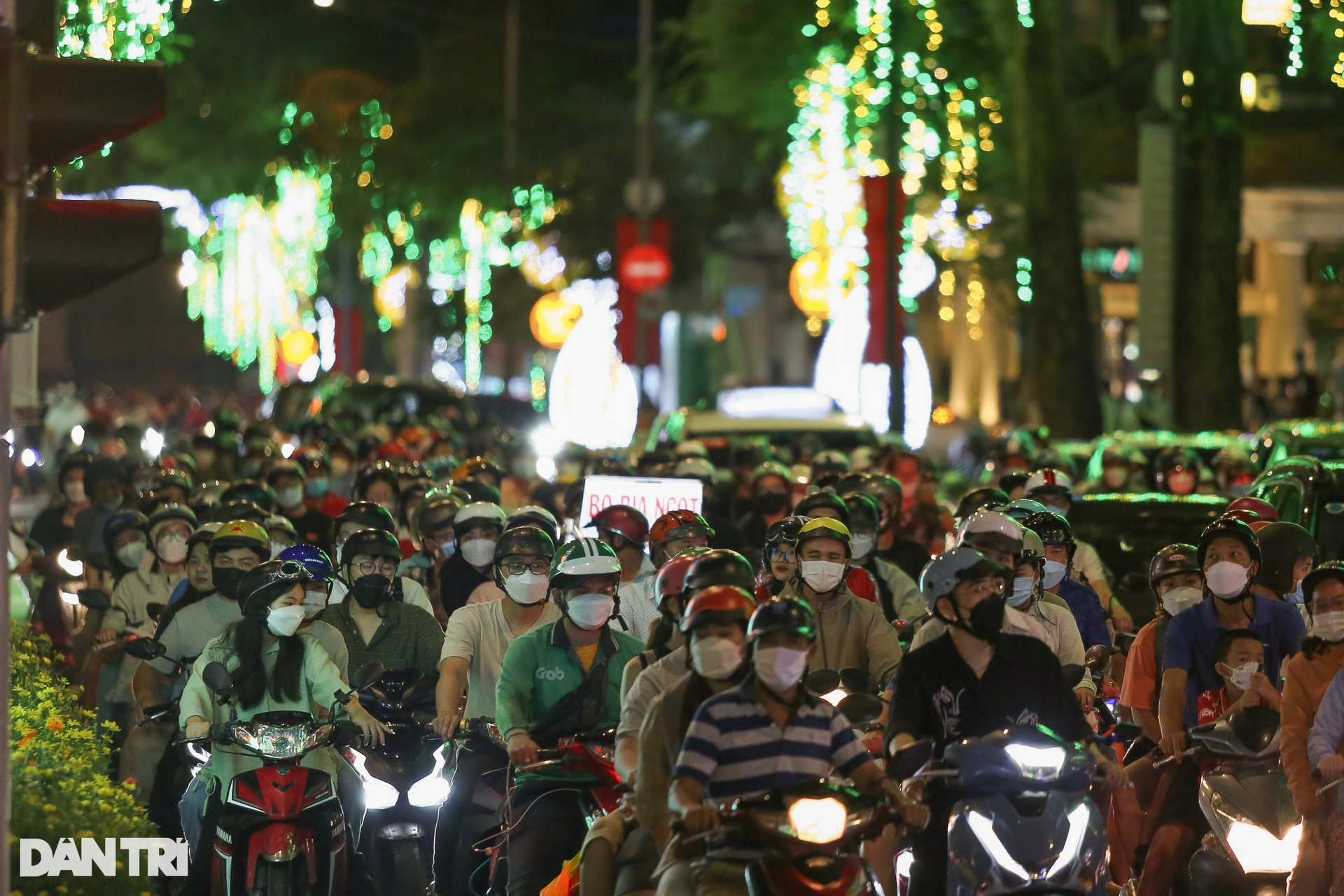 Pháo hoa rực sáng bầu trời TPHCM chào mừng 47 năm thống nhất đất nước - 14 Pháo hoa rực sáng bầu trời TPHCM chào mừng 47 năm thống nhất đất nước - 14