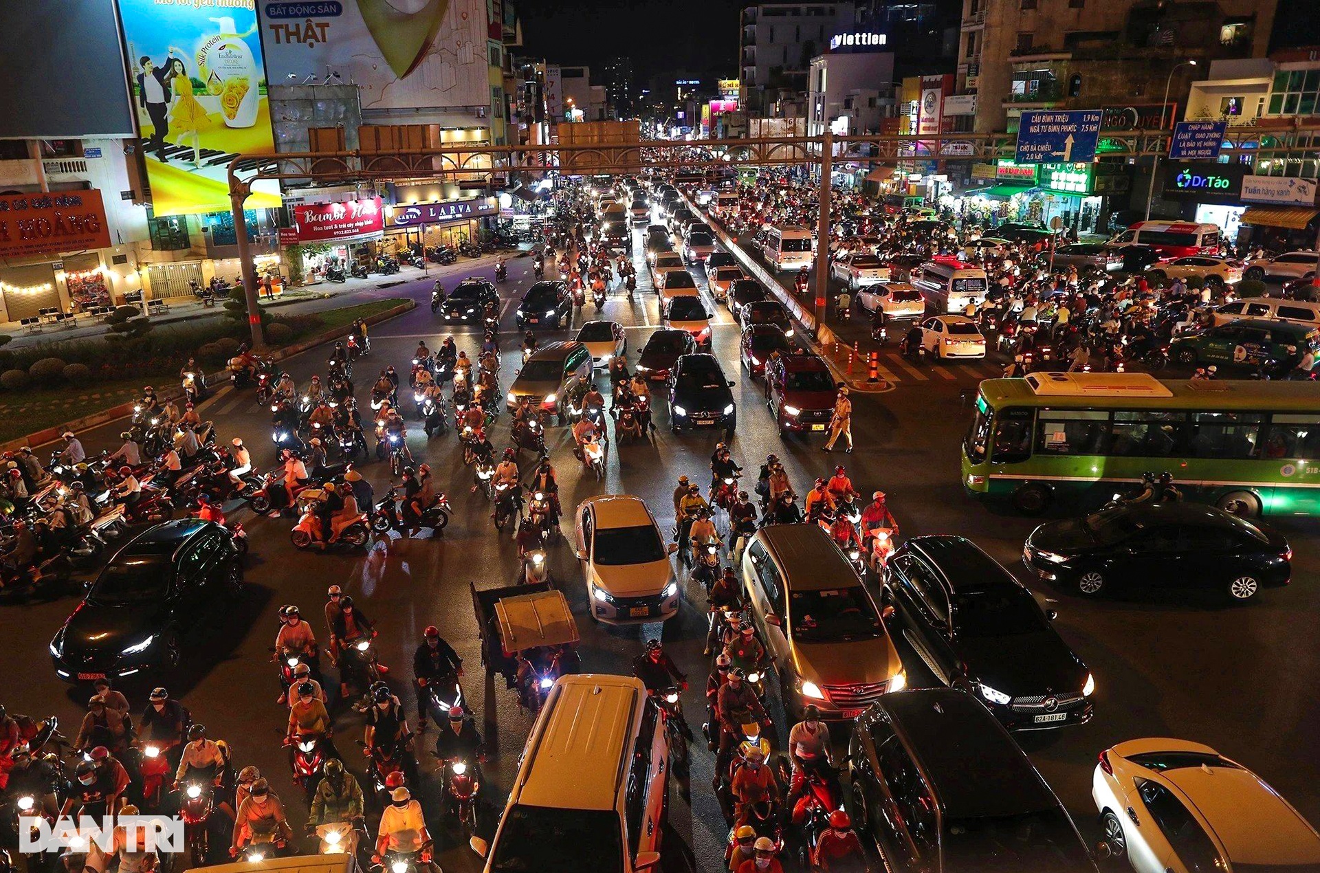 Giao thông TPHCM ùn ứ khắp nơi dịp cận Tết Nguyên đán - 12 Giao thông TPHCM ùn ứ khắp nơi dịp cận Tết Nguyên đán - 12