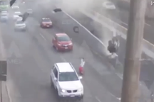 Đâm dải phân cách, tài xế văng khỏi ô tô, bay lên không