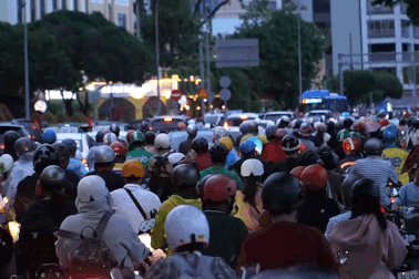 Dòng người đổ về trung tâm TPHCM trước giờ bắn pháo hoa