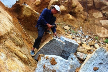 Nhọc nhằn mưu sinh với nghề "chẻ đá"