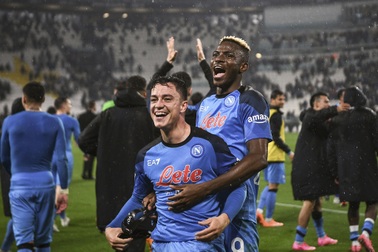 Thắng nghẹt thở Juventus, Napoli chạm tay vào chức vô địch