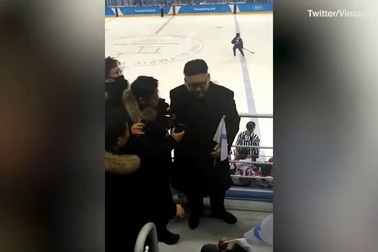 Đội cổ vũ Triều Tiên “náo loạn” trước bản sao Kim Jong-un