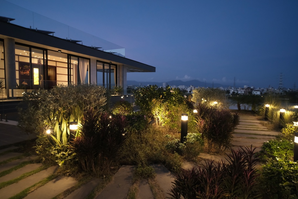 Biệt thự dựng trên 7 lô đất, thiết kế độc đáo giúp tiết kiệm điện ở Đà Nẵng - 13 Biệt thự dựng trên 7 lô đất, thiết kế độc đáo giúp tiết kiệm điện ở Đà Nẵng - 13