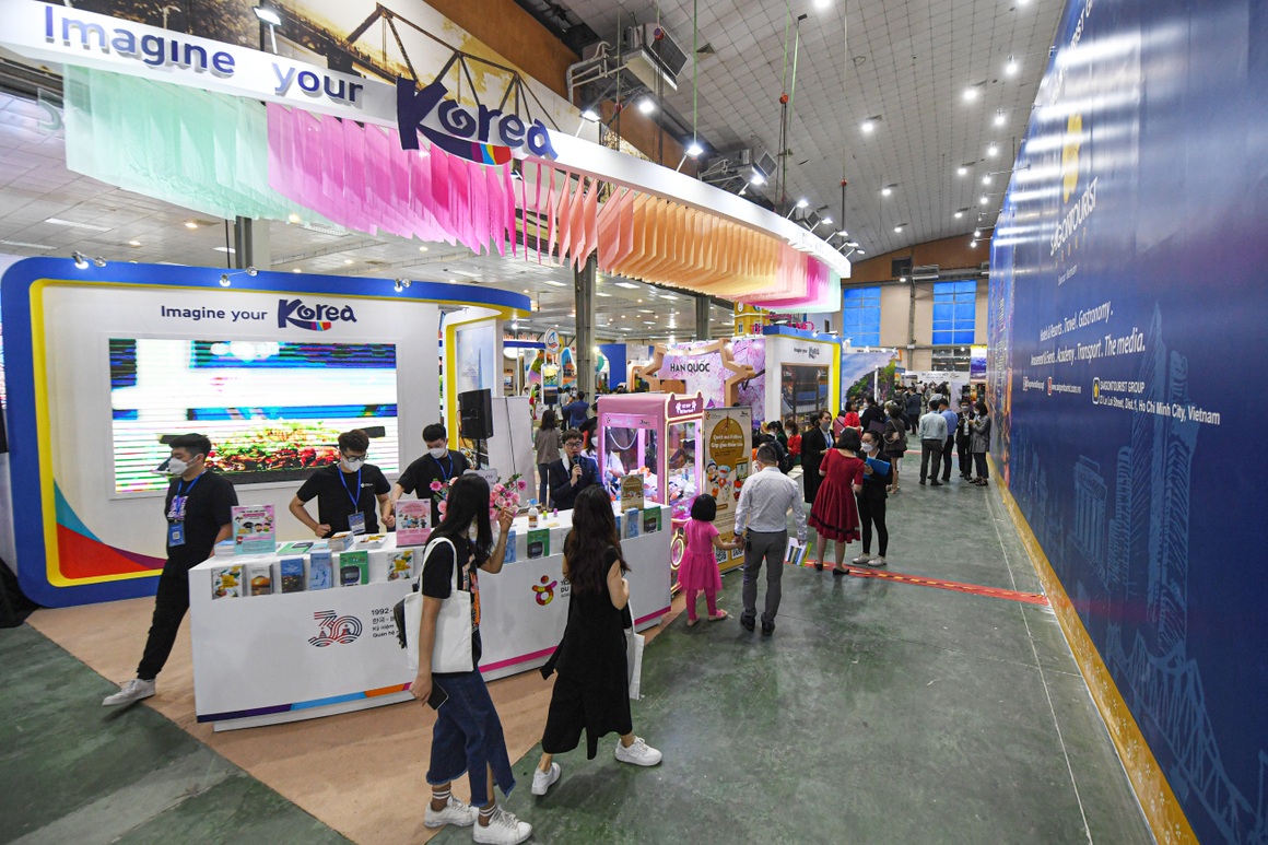 Người dân đổ xô săn vé máy bay, tour giá rẻ tại hội chợ du lịch ở Hà Nội - 3 Người dân đổ xô săn vé máy bay, tour giá rẻ tại hội chợ du lịch ở Hà Nội - 3