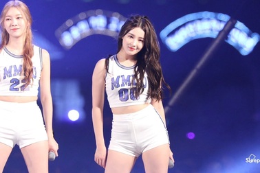 "Thiên thần lai" Nancy gợi cảm trên sân khấu